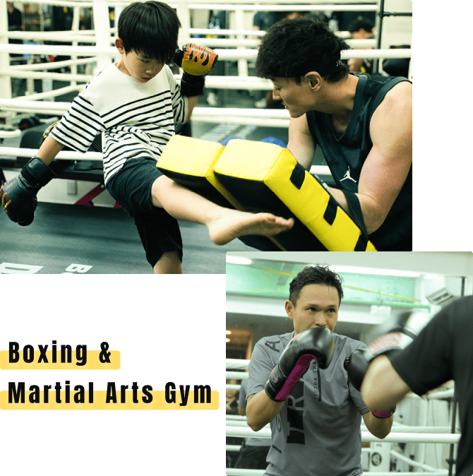 ジムで練習する会員とトレーナー